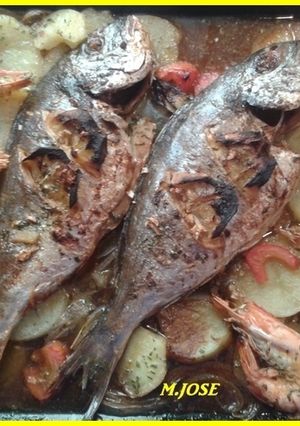 Una foto de Doradas al horno con langostinos