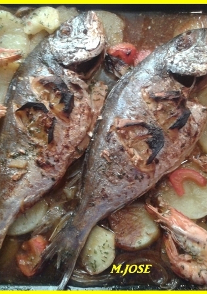 Una foto de Doradas al horno con langostinos