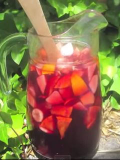Una foto de Sangría de vino tinto o "Spanish sangria"