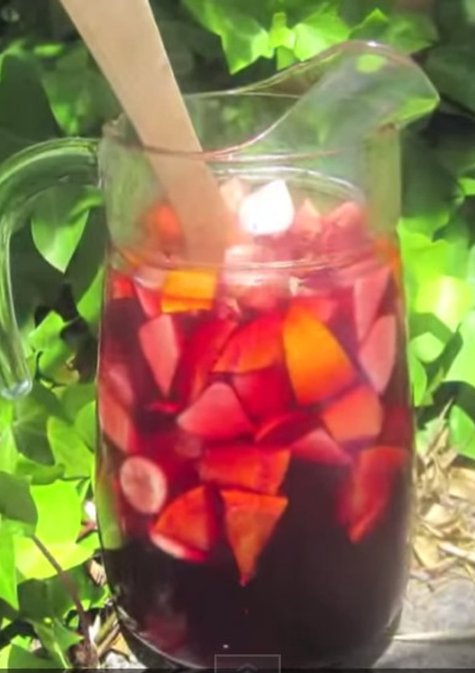 Una foto de Sangría de vino tinto o "Spanish sangria"