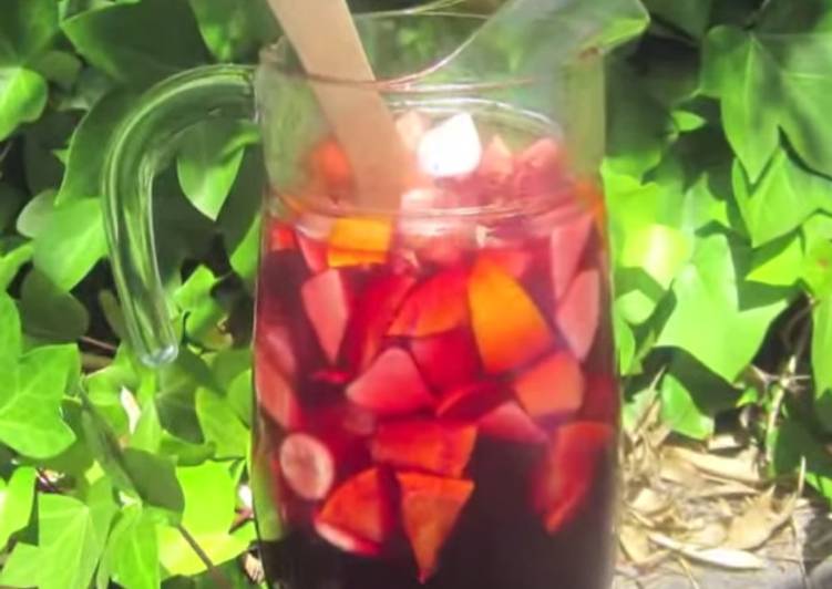 Sangría de vino tinto o "Spanish sangria"