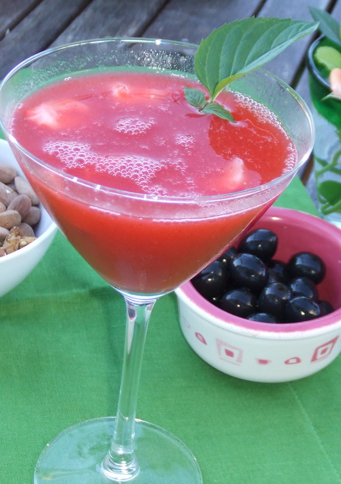 Una foto de Cóctel de fresas con ginebra