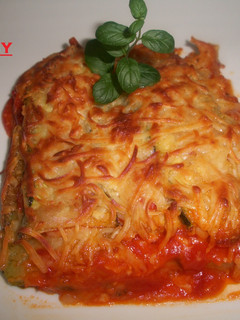 Una foto de Lasaña de calabacín con queso y tomate gratinada