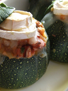 Una foto de Calabacines rellenos de carne y salchichas
