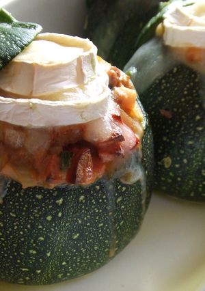 Una foto de Calabacines rellenos de carne y salchichas
