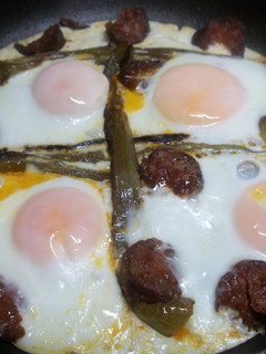 Una foto de Huevada con chorizo picante y pimiento verde