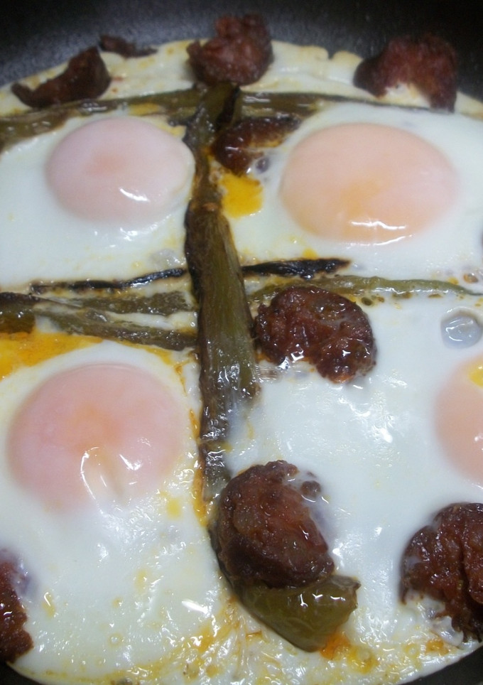 Una foto de Huevada con chorizo picante y pimiento verde
