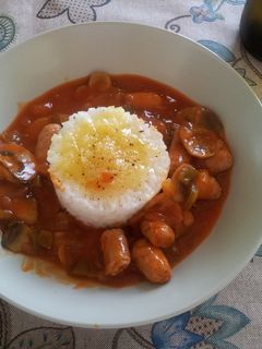 Una foto de Risoto aromático con champiñones y salchichas
