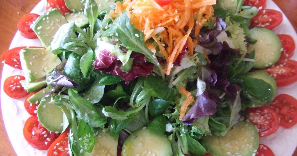 Ensalada Variada Con Tomates Perita Cóctel Y Semillas De Sésamo Blanco ...
