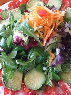 Una foto de Ensalada variada con tomates perita cóctel y semillas de sésamo blanco