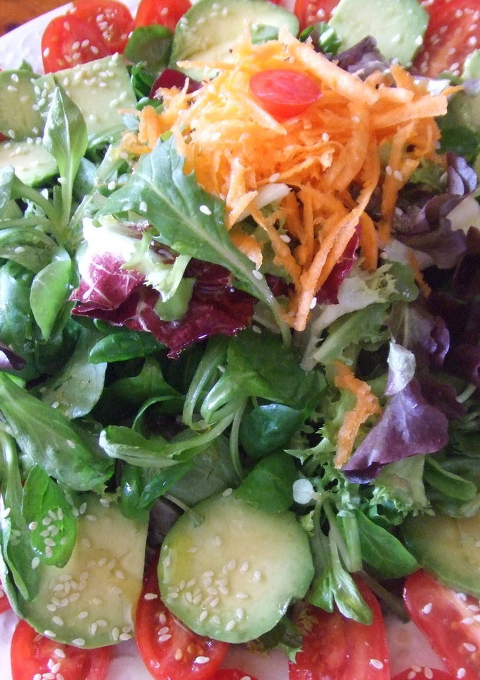 Una foto de Ensalada variada con tomates perita cóctel y semillas de sésamo blanco