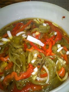 Una foto de Ensalada de pimientos asados con berenjena y tomates