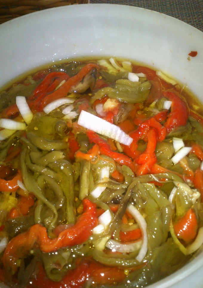 Una foto de Ensalada de pimientos asados con berenjena y tomates
