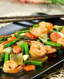 Salteado de langostinos con espárragos
