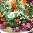 Ensalada de espinacas, canónigos y queso, con avellanas