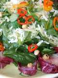 Ensalada de espinacas, canónigos y queso, con avellanas