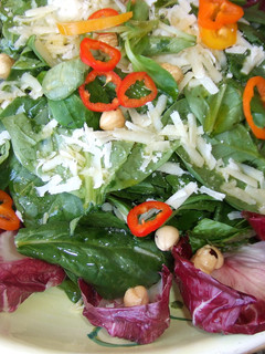 Una foto de Ensalada de espinacas, canónigos y queso, con avellanas