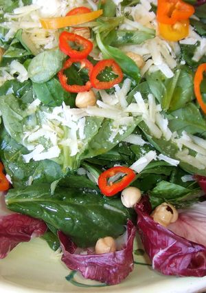Una foto de Ensalada de espinacas, canónigos y queso, con avellanas