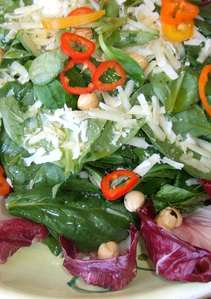 Una foto de Ensalada de espinacas, canónigos y queso, con avellanas