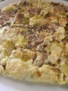 Una foto de Tortilla de puerro y setas