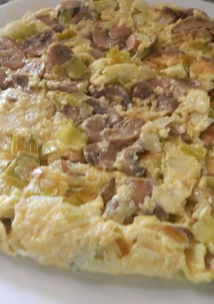 Una foto de Tortilla de puerro y setas