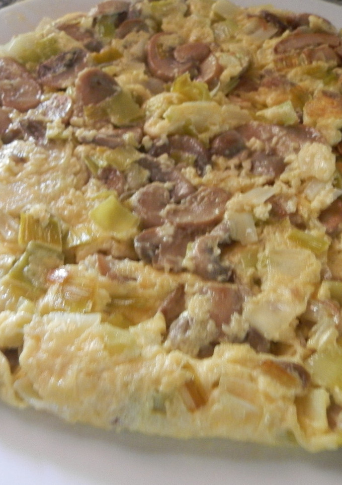 Una foto de Tortilla de puerro y setas