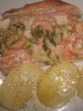 Filetes de salmón con gambas y picada de piñones
