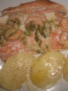Una foto de Filetes de salmón con gambas y picada de piñones