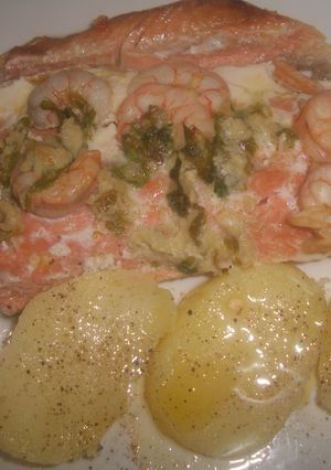 Una foto de Filetes de salmón con gambas y picada de piñones