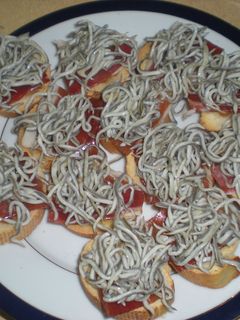 Una foto de Tostas de jamón con gulas