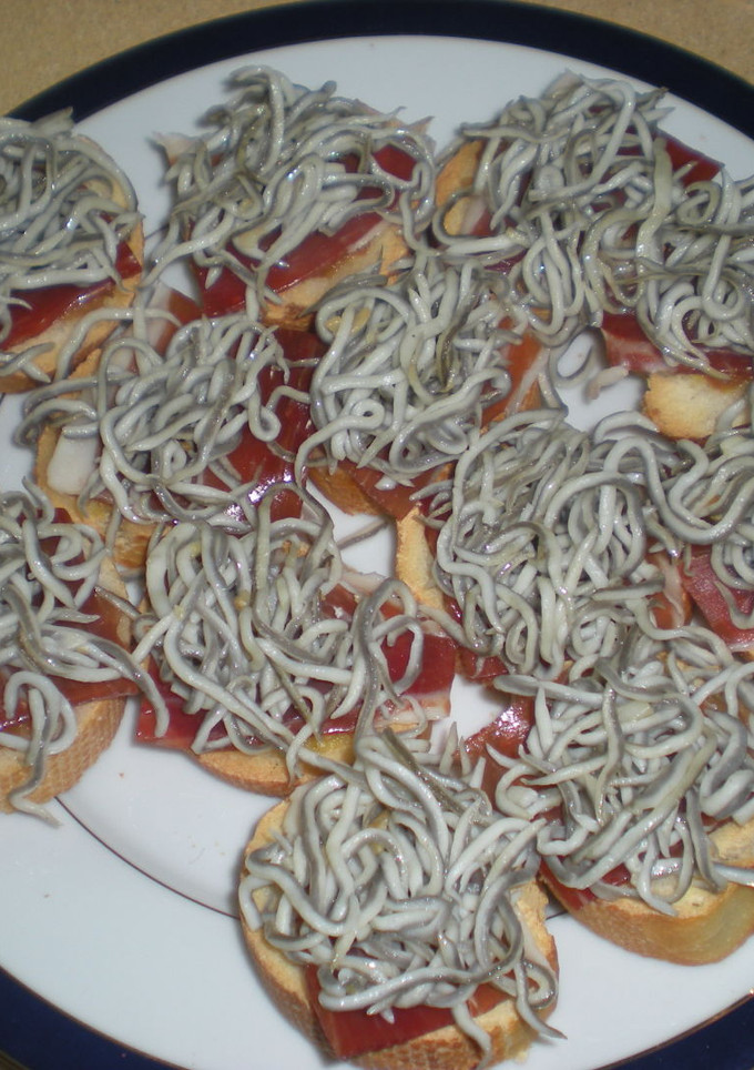 Una foto de Tostas de jamón con gulas