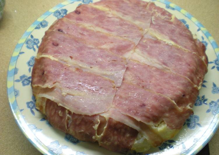 Pastel de carne con tortilla de patatas