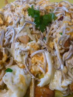 Una foto de Revuelto de gulas y huevos