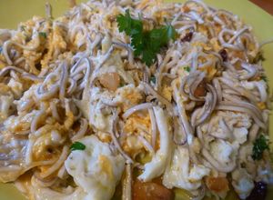 Una foto de Revuelto de gulas y huevos