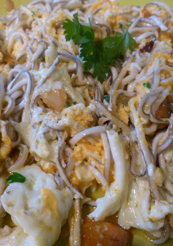 Una foto de Revuelto de gulas y huevos