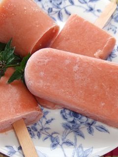 Una foto de Helados naturales de melocotón y cerezas