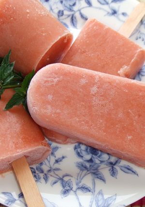 Una foto de Helados naturales de melocotón y cerezas