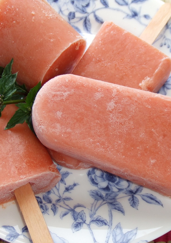 Una foto de Helados naturales de melocotón y cerezas
