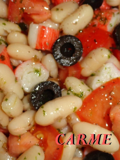 Una foto de Ensalada de alubias y palitos de mar