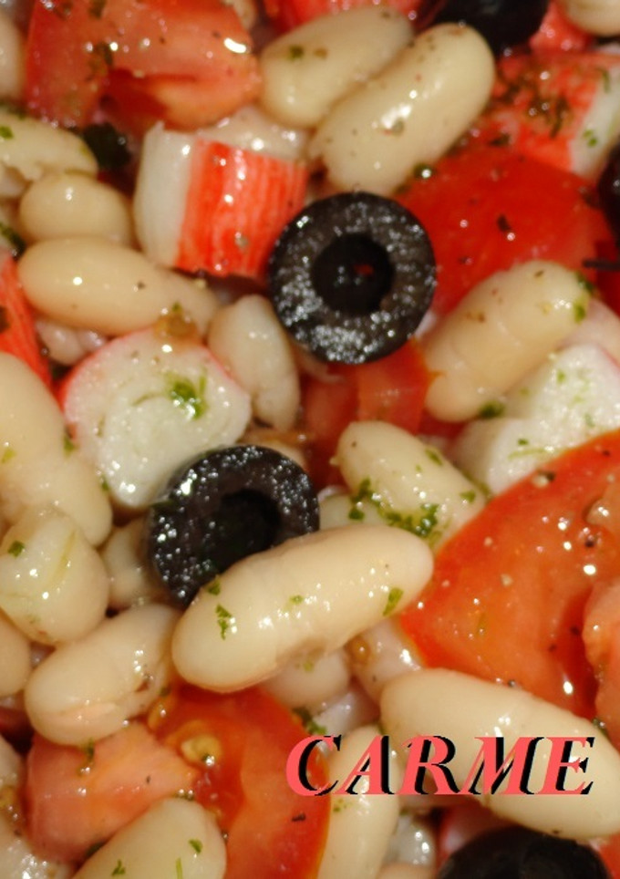 Una foto de Ensalada de alubias y palitos de mar