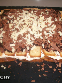 Una foto de Tarta de dulce de leche con tres chocolates