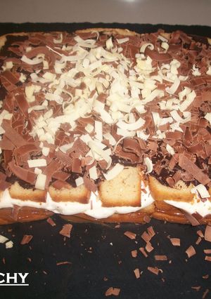 Una foto de Tarta de dulce de leche con tres chocolates