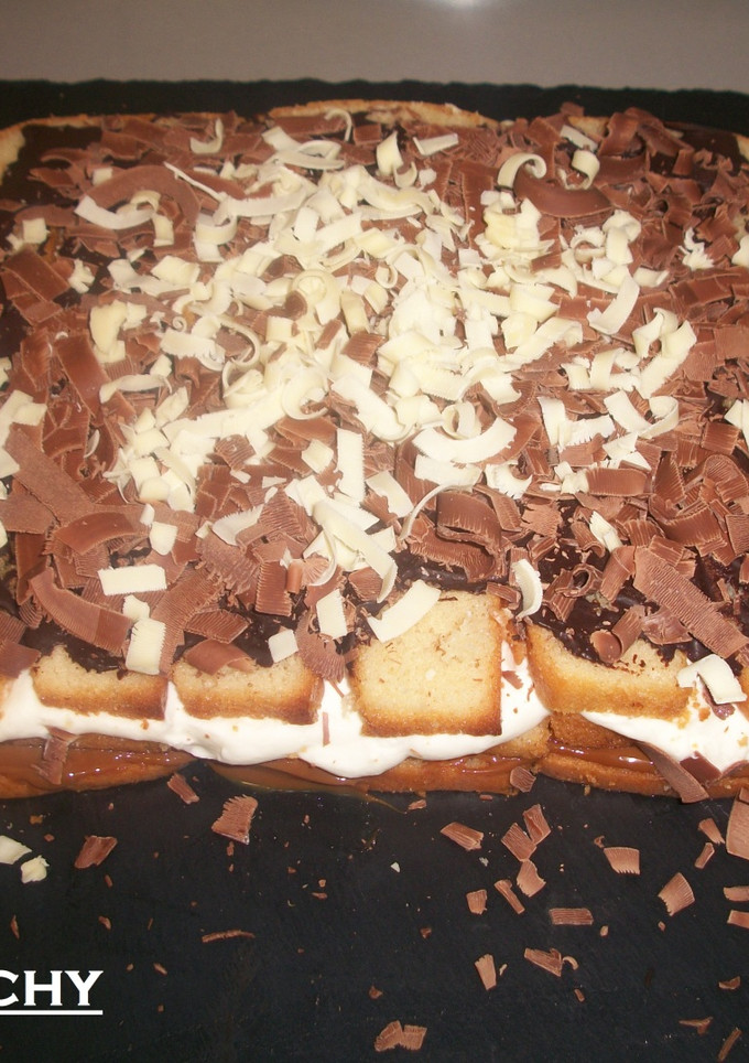 Una foto de Tarta de dulce de leche con tres chocolates
