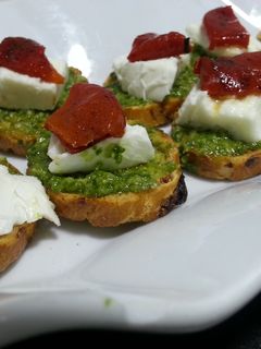 Una foto de Canapés navideños de mozzarella y pimiento