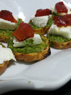 Una foto de Canapés navideños de mozzarella y pimiento