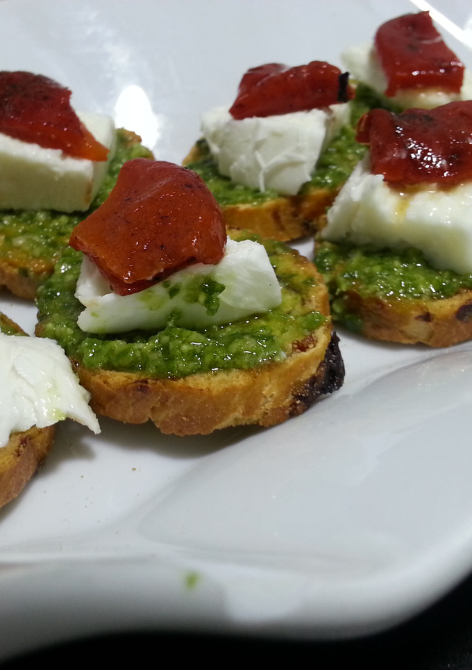 Una foto de Canapés navideños de mozzarella y pimiento