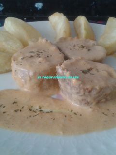 Una foto de Solomillo en salsa con patatas