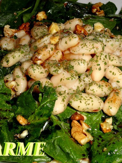 Una foto de Ensalada de espinacas con alubias y vinagreta de nueces