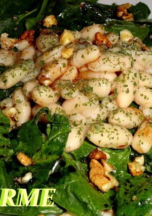 Una foto de Ensalada de espinacas con alubias y vinagreta de nueces