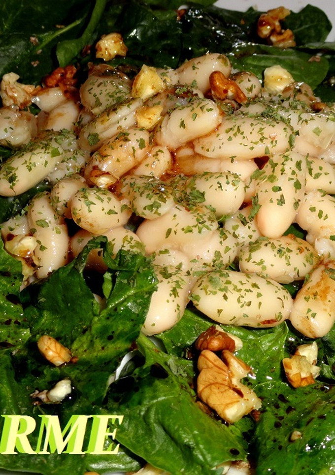 Una foto de Ensalada de espinacas con alubias y vinagreta de nueces